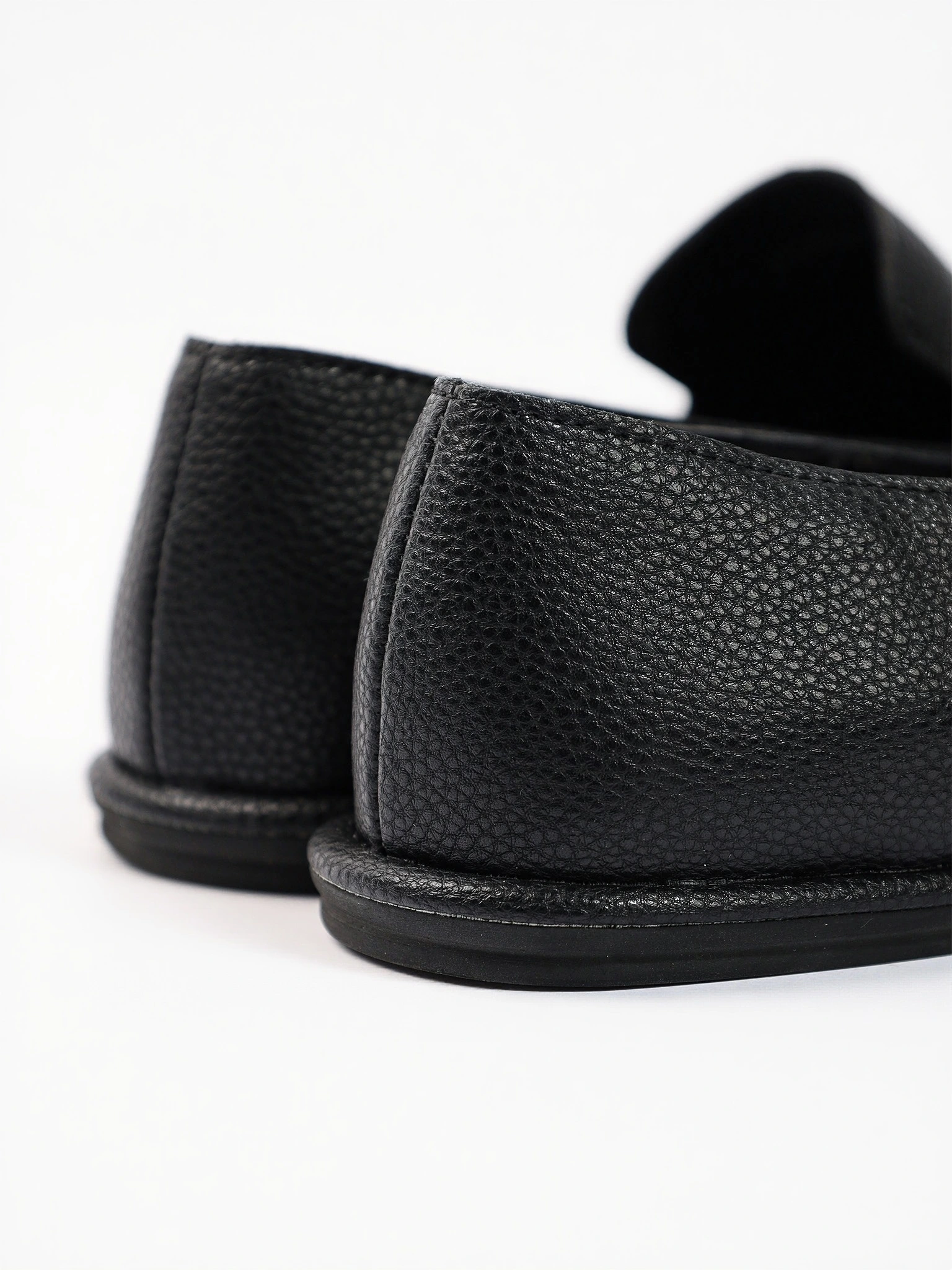 Туфли черного цвета на венском каблуке 